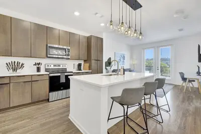 Image de Chic Oasis w/ Pool, Gym, & Stunning City Views