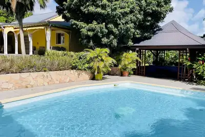Image de Maison de rêve avec piscine et jacuzzi aux portes de la forêt