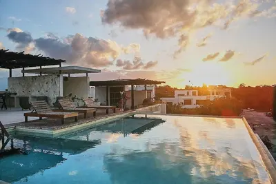 Image de Luxury Tulum Retreat: 2-Br Apartment, Rooftop Pool, Modern Comforts