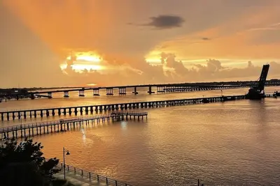 Image de Waterfront Top-Floor 2 Bedroom/2 Bathroom Condo - Newly renovated, Amazing view