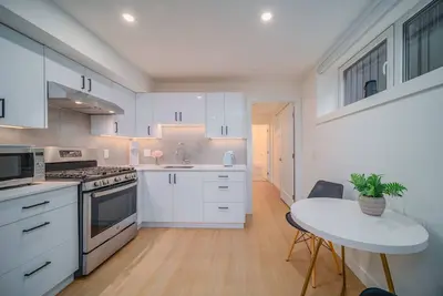 Image de Bright & Beautiful suite walking distance to great Drinks & Food.