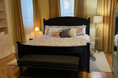 Image de Stately Retreat with King sized bed. 1 1/2 baths!