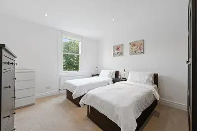Image de Ealing Broadway - Lovely 2 Bed flat w/offstreet parking - sleeps up to 6 people