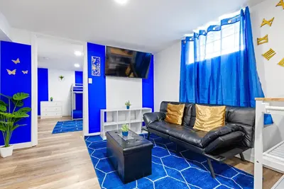 Image de Sapphire Haven: Charming 2br Private Basement Retreat | Laundry & Safe Location • 8 Min To Airport