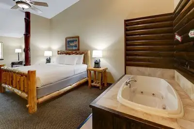 Image de Rustic Retreat w/Indoor-Outdoor Pool, Whirlpool & Free Breakfast