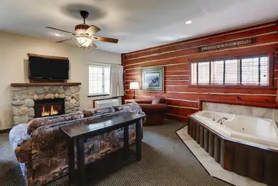 Image de Theme Suite w/ Whirlpool Cottage, Stoney Creek Des Moines, Free Breakfast