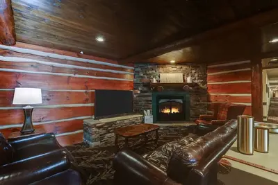 Image de Boutique Johnston Experience! Bearly’s Bar On-Site & Event Space | 2 Units