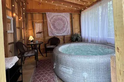 Image de Relaxing tranquil setting, hot tub, fire pit; Pet friendly.