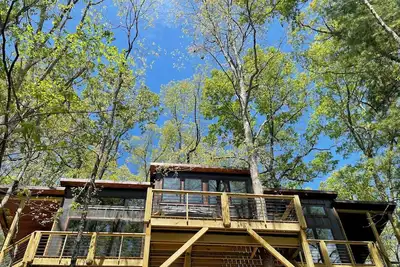 Image de Luxury Treehouse in Blue Ridge, 2 bedrooms w/king beds, hot tub. Pet Friendly!