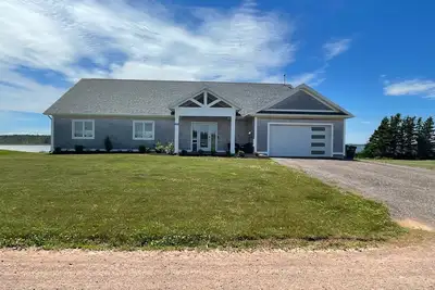 Image de 3 bedroom Waterfront Home | Brackley Bay | Book now for 2026!