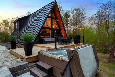 Image de Modern A-frame house with hot tub and fire pit. Very private!