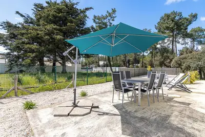 Image de Maison de vacances 'Villa 100m2 Proche Plage Et Forêt' avec terrasse privée et jardin privé