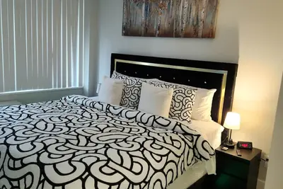 Image de Cozy King suite at the Heart of Towson.