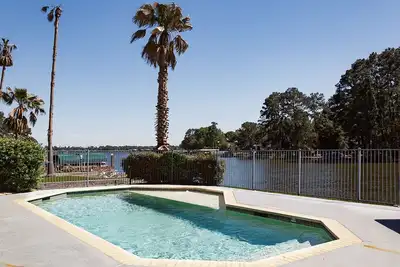 Image de Unwind at Blue Walden waterfront, 5 ensuite bedrooms, pool/spa, dock