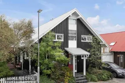 Great 8 person house, Reykjavik, free use of car!