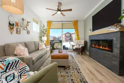 Image de Private Hot Tub, Garage + Ev Charger, On Bus Line!