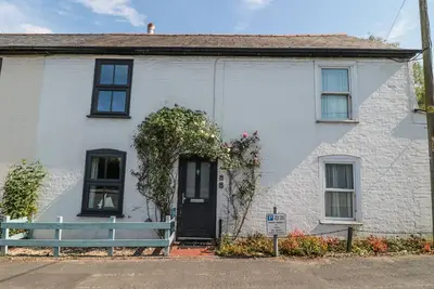Image de Stones Throw, pet friendly, with a garden in Lymington