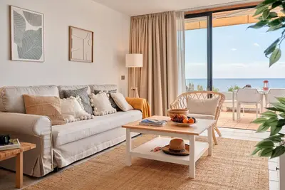 Image de Sea Oasis: Exclusive Apartment with Pool and Sea View - Tranquility and Comfort