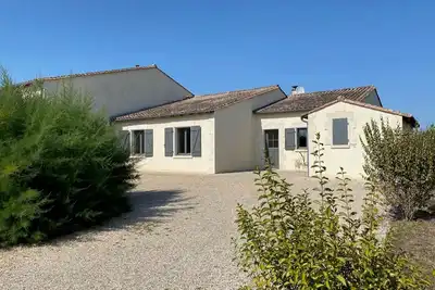 Image de Villa avec 4 chambres, piscine privée chauffée, proche de Chalais, Clima, WiFi