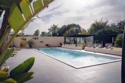 Image de Maison avec grande piscine à proximité de la mer