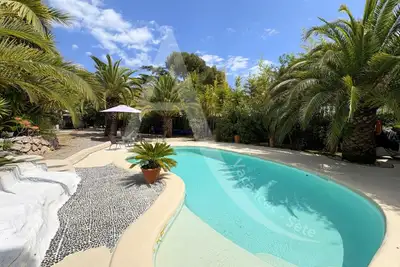 Image de Villa T2 avec piscine privée, jardin paysagé et climatisation