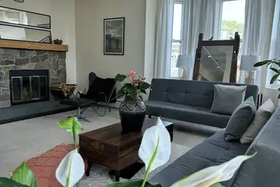 Image de Bright Cozy Apartment in Chelsea, 10 mins from Logan Airpot-Free Parking