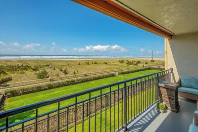 Oceanfront 2rd floor Balcony 2 blocks to Turnaround-Work Remotely