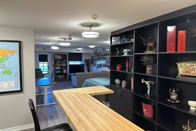 Image de Studio Apartment on Historic Main Street Unionville!