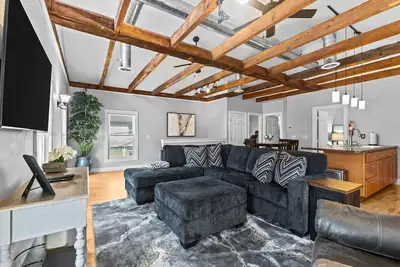 Image de Rustic Charm 2br Downtown Burl.