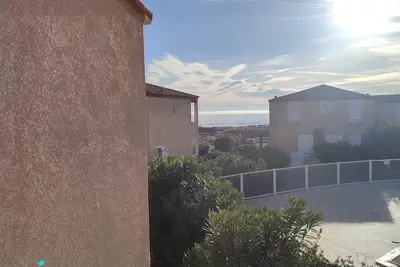 Image de Villa résidence les bastides de la mer situé à côté de la mer et de la piscine