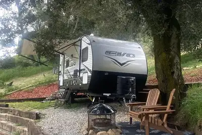 Image de Four minutes drive to historic Julian, Ca! Cozy, Rv with all the amenities.