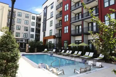 Image de Stunning Luxury 3br/2b -14' Ceiling, Hardwood, Piano, Shops/Restaurants at door