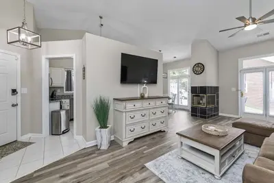 Image de Castle Glow - 2br - Bbq Gr - Walk to Kroger Field