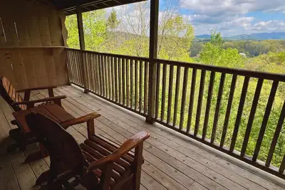 Image de Dolly's # 2 (2-Bedroom Condo) with Mountain view by RedAwning