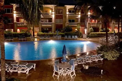 Stunning Infinity Bay. Pool and Ocean View. Mere steps to the beach.