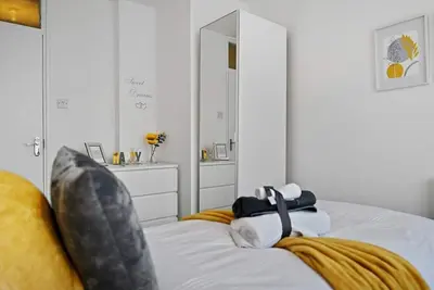 Image de Chic 2-Bed Flat with Workspace, Balcony, Parking