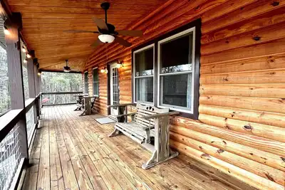 Image de Remote Riverfront Cabin: Hot Tub * Fast Wi-Fi * Disc Golf * Pool Table * Games!