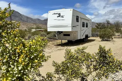 Image de Serenity Oasis 5th Wheel Camper trailer