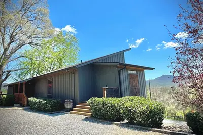 Image de 15 min to Asheville, Mountain Views, Fire Pit, Modern 4br/3. 5bth, Pets welcome