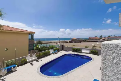 Image de Appartement de vacances 'En La Playa 2 Dormitorios Y Piscina' avec vue sur la mer, piscine et Wi-Fi