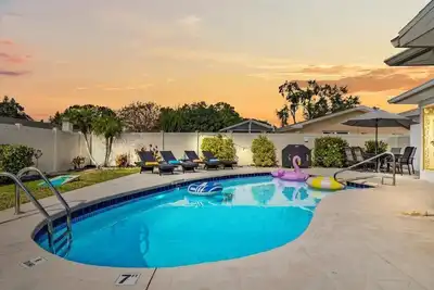 Image de Private Heated Pool Retreat | 4 Miles to Beaches