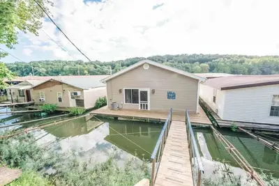 Image de Floating house next to boat ramp & marina!