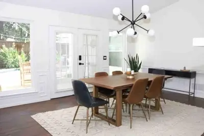 Image de Welcome to your Temporary Home! Recently Renovated 4Bed/3Bath Home with Pool!