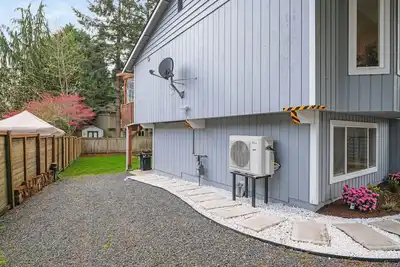 Image de Modern suite w/ full kitchen & backyard.