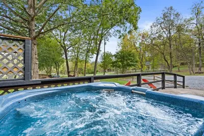 Image de Fox Den — Hot Tub, Fire Pit, Steps to River