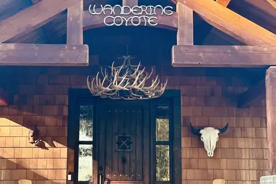 Image de The \"Wandering Coyote\" riverfront home located on the Swan River in Bigfork, Mt.