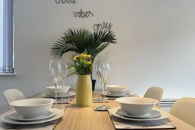 Image de Chrome Homes - Stunning 2 Bedroom City Centre w/Free Parking/Wifi/SmartTV