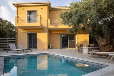 Image de New 3-bedroom modern villa with private pool, surrounded by olive trees.