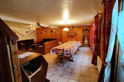 Image de Maison de village à 5 minutes à pied du lac et du début des randonnées!