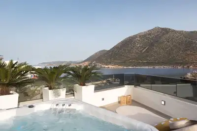 Iris Luxury Home, beachfront with jacuzzi in Mpali